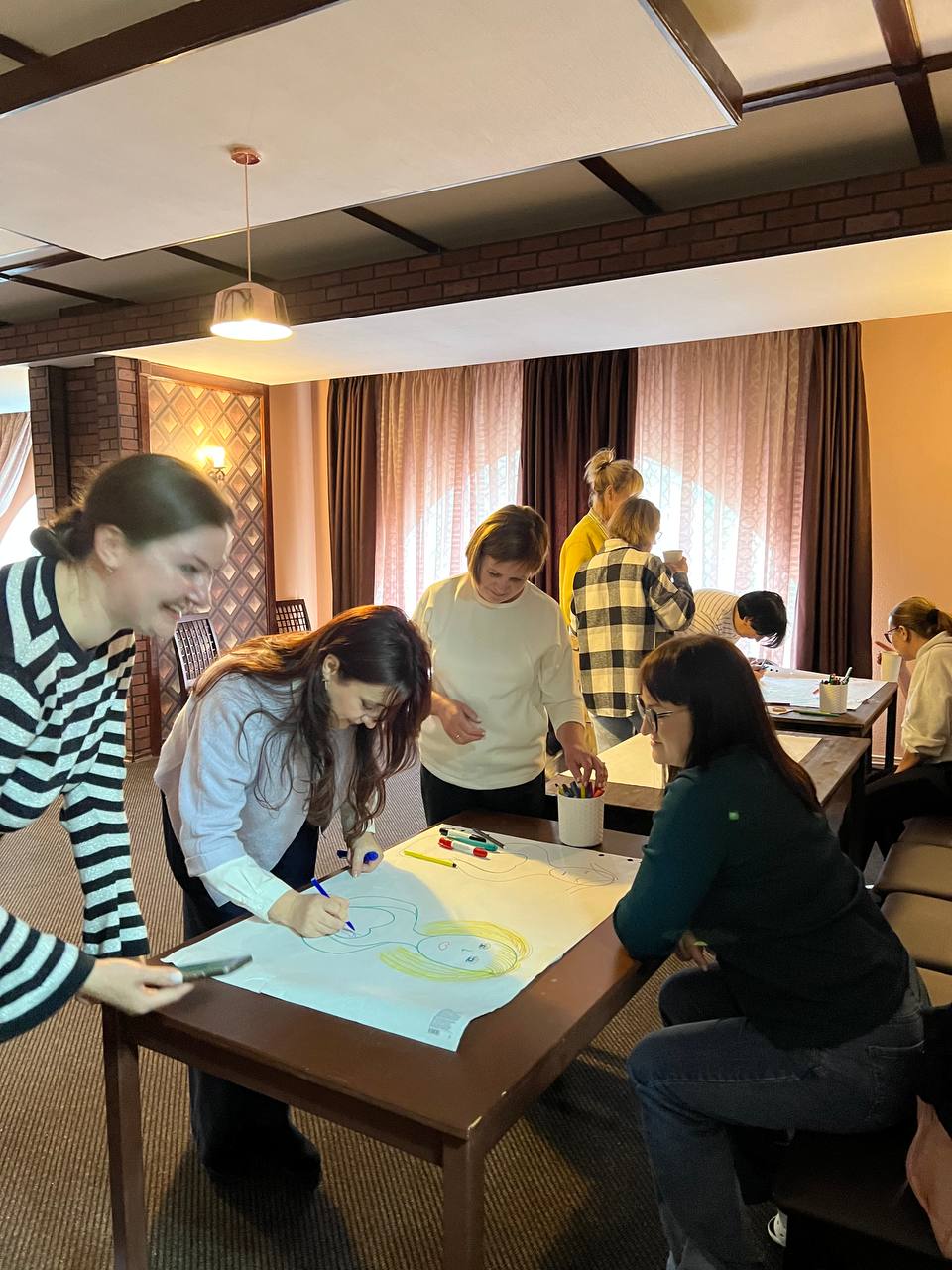 Люди на тренинге выполняют упражнения