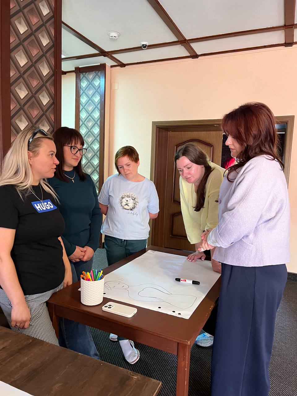 Участники обсуждают на тренинге